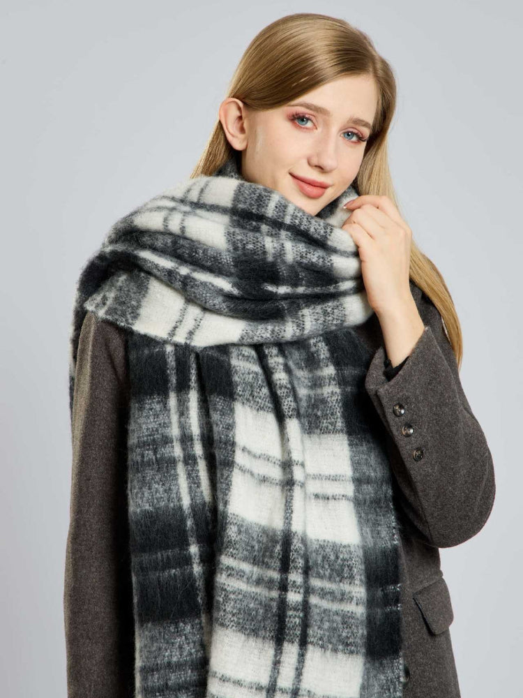 Women's extra-long plaid scarf in black and white tartan pattern - View 6 | WEUXS