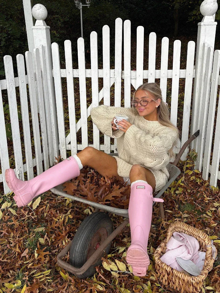 Woman wearing a pink chunky cable knit sweater - View 8 | WEUXS