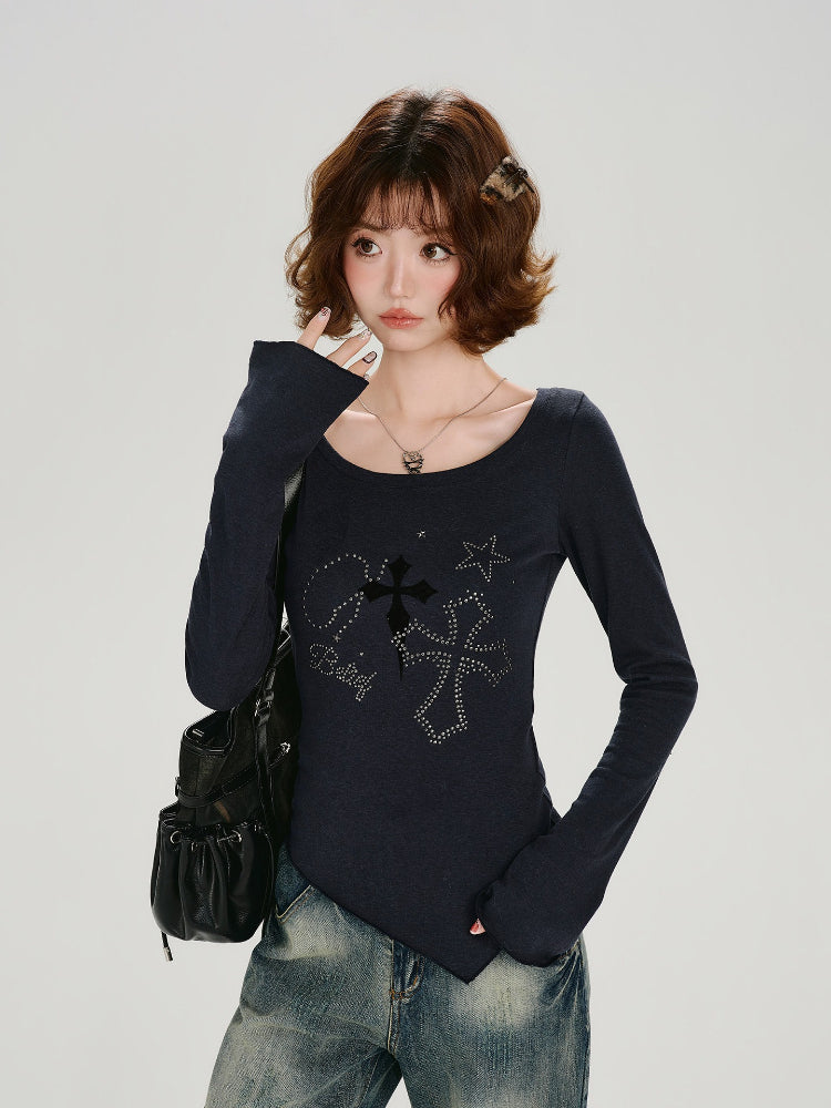 Woman wearing a dark blue long-sleeve graphic t-shirt with an asymmetrical hem and jeans