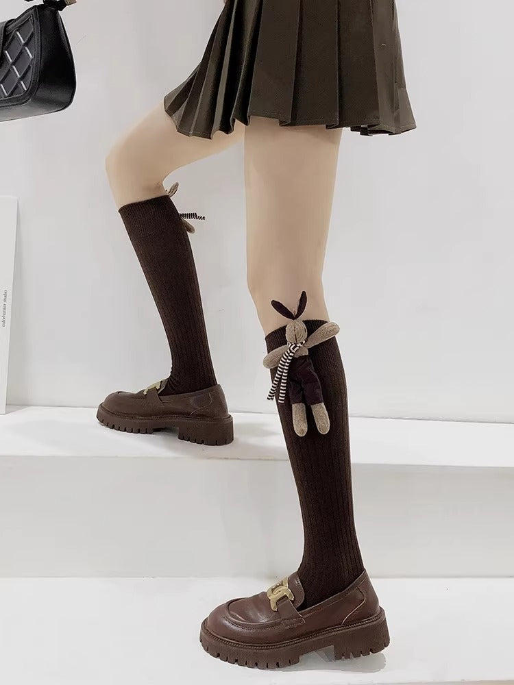 Brown ribbed cotton crew socks with 3D rabbit doll embellishment - View 6 | WEUXS