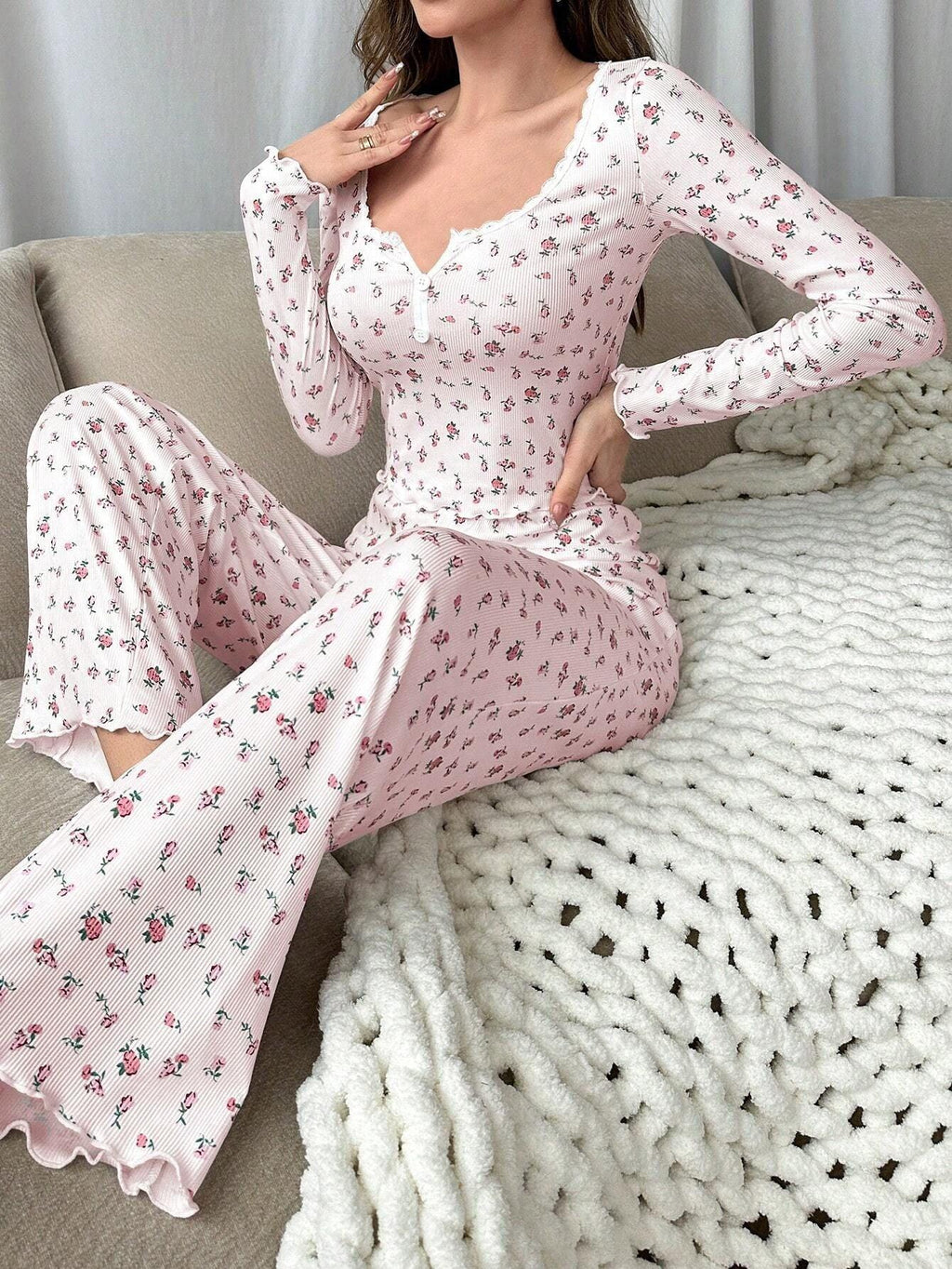 Ribbed floral pajama set with henley neckline and wide-leg pants - View 11 | WEUXS