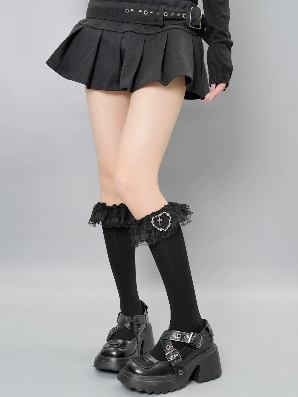 Lace knee high socks with heart charm - View 8 | WEUXS