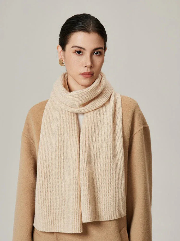 Woman wearing a cream ribbed knit scarf