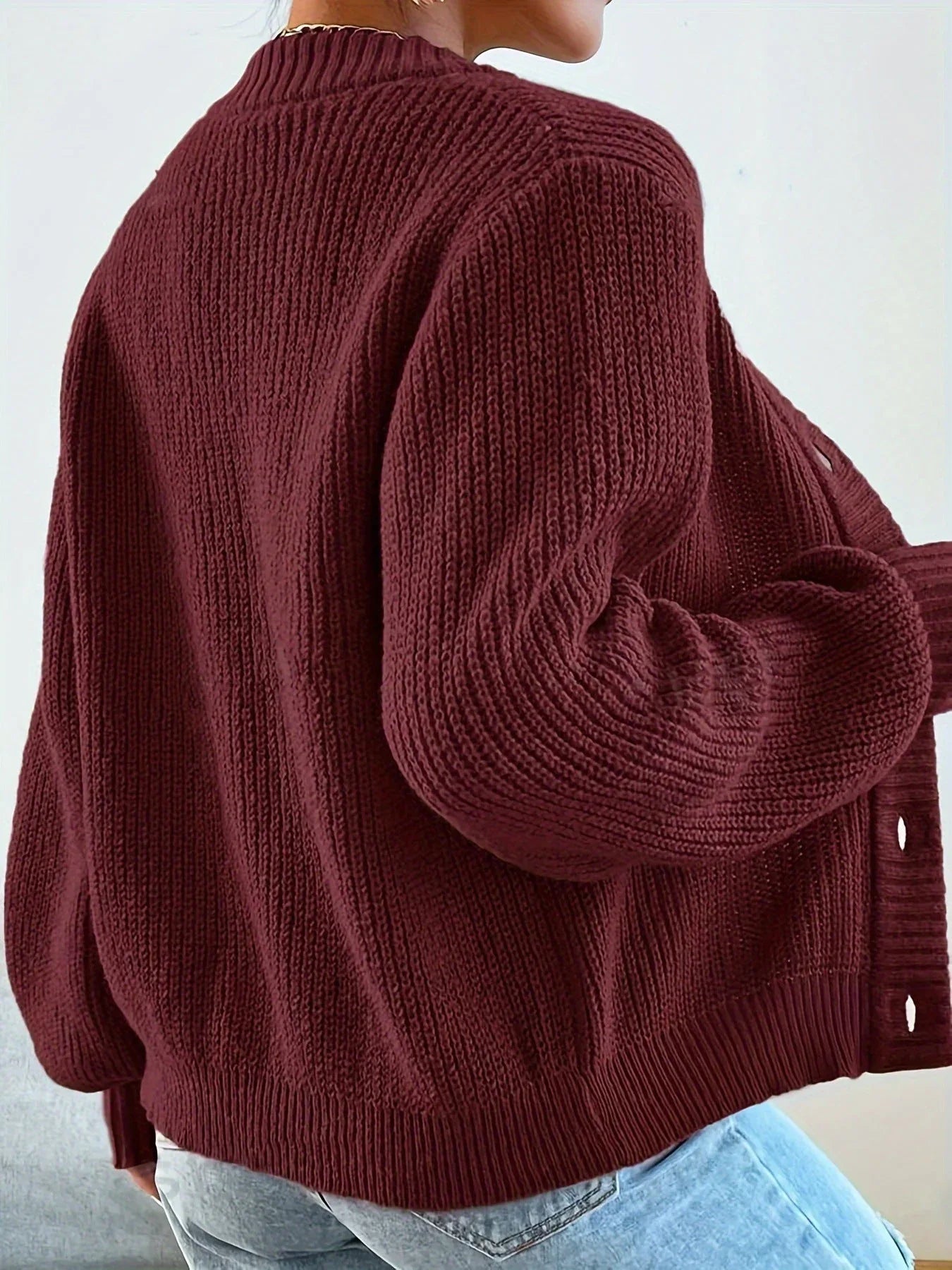 Chunky knit cropped cardigan with V-neck and button front - View 8 | WEUXS