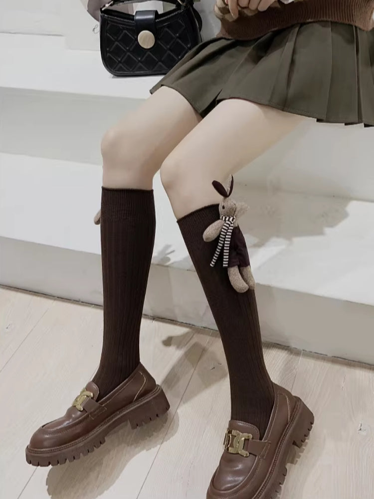 Brown ribbed cotton crew socks with 3D rabbit doll embellishment - View 8 | WEUXS