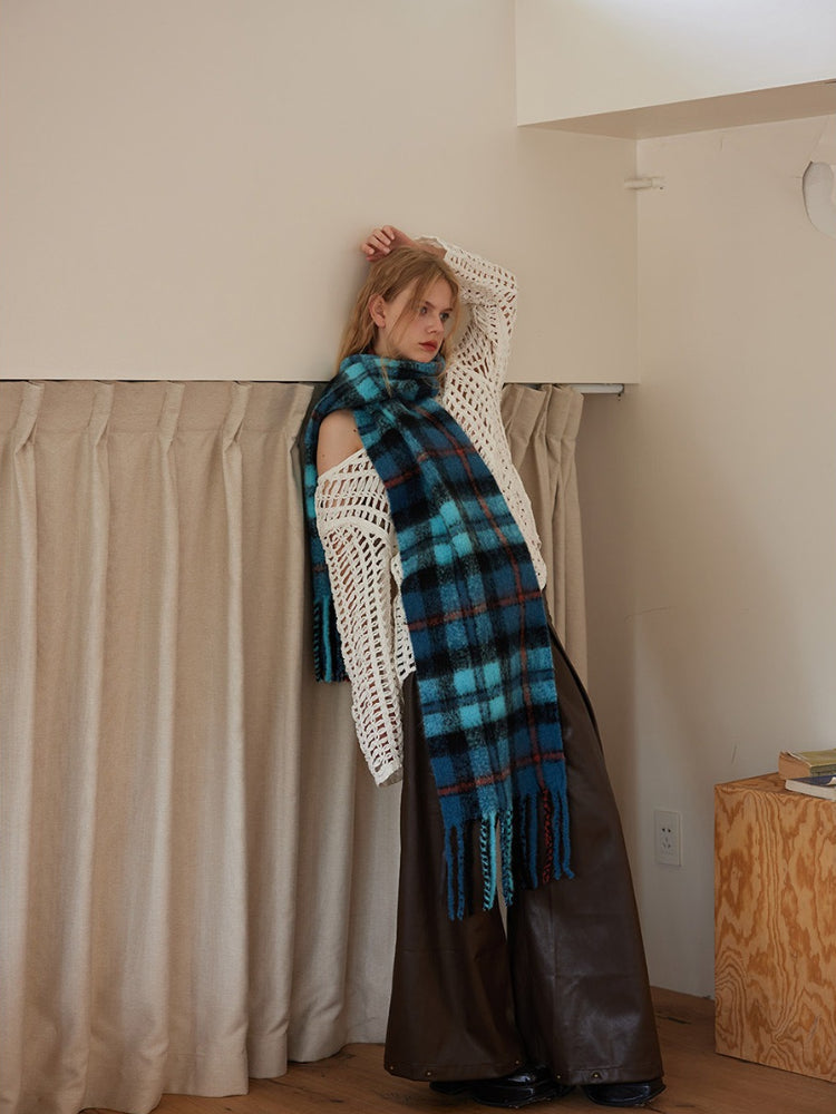 Plaid scarf in blue tones with fringe details